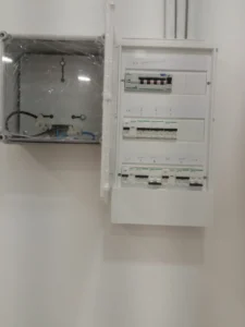Cuadro eléctrico con interruptores visibles