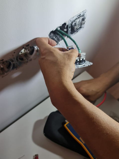 Reparación de enchufe en la pared