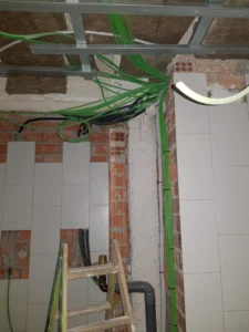 Reforma eléctrica con cables verdes expuestos
