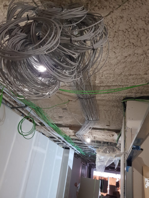 Instalación de cables en techo sin terminar.