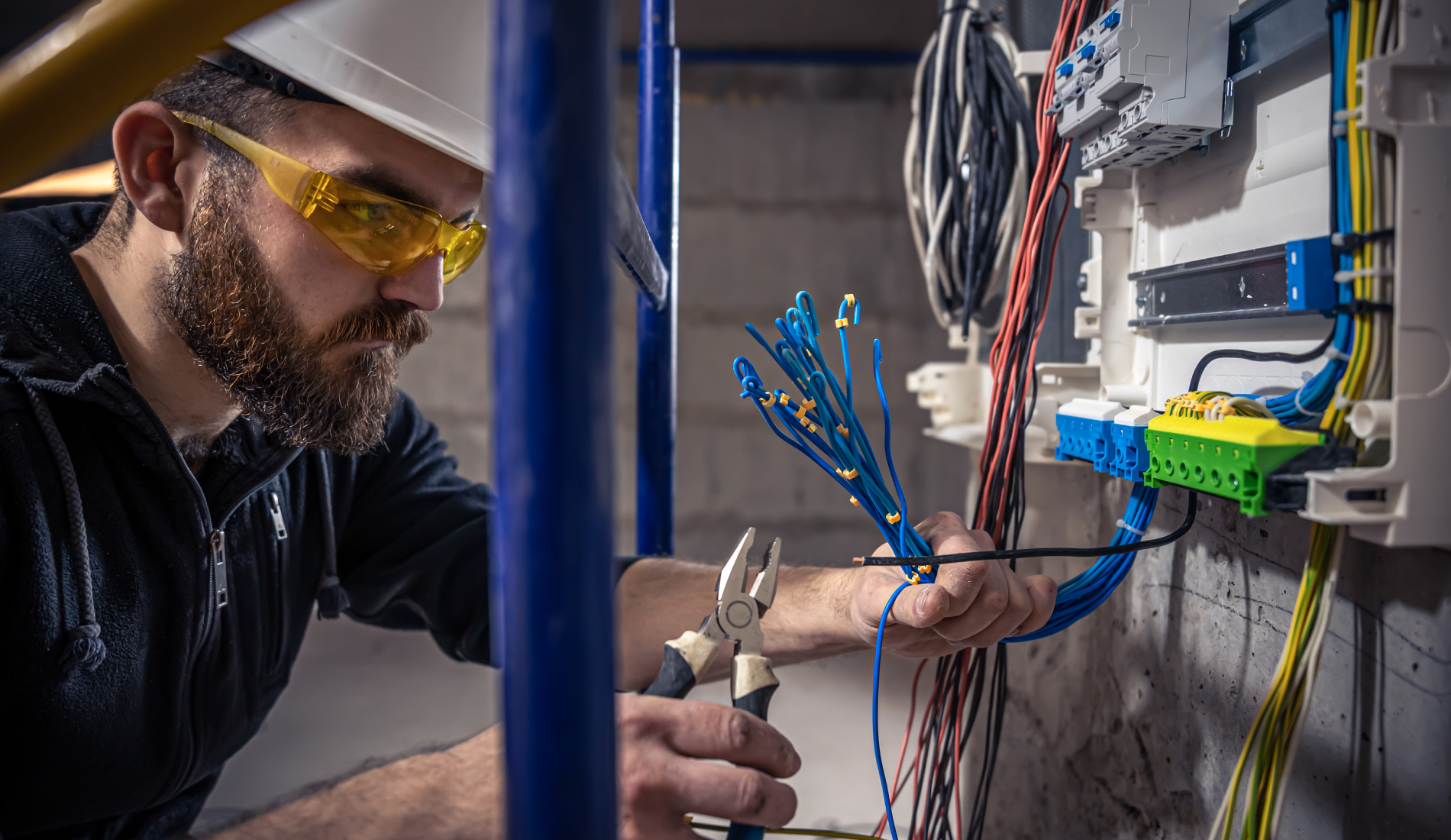 Electricista trabajando en instalación de cables eléctricos