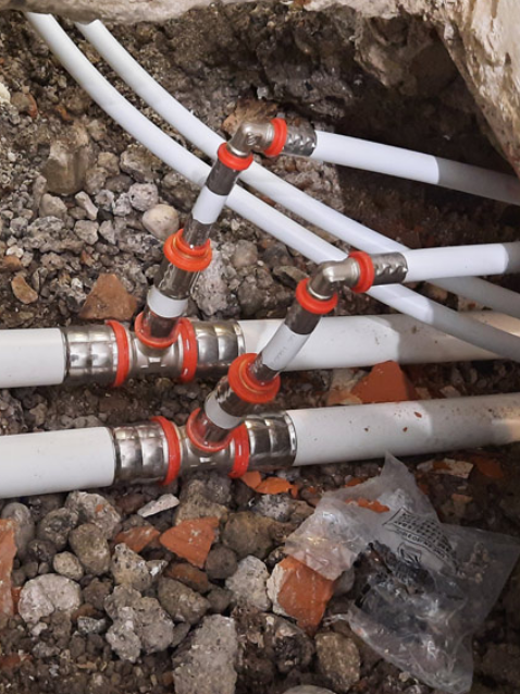 Instalación de tuberías y conexiones de fontanería