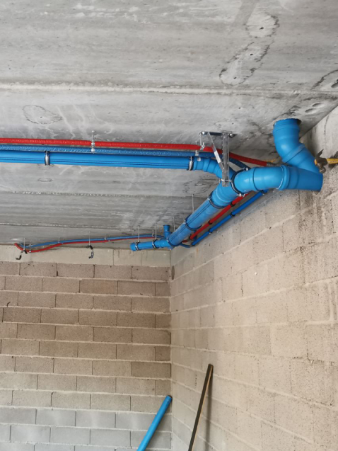 Instalación de tuberías en edificio en construcción.