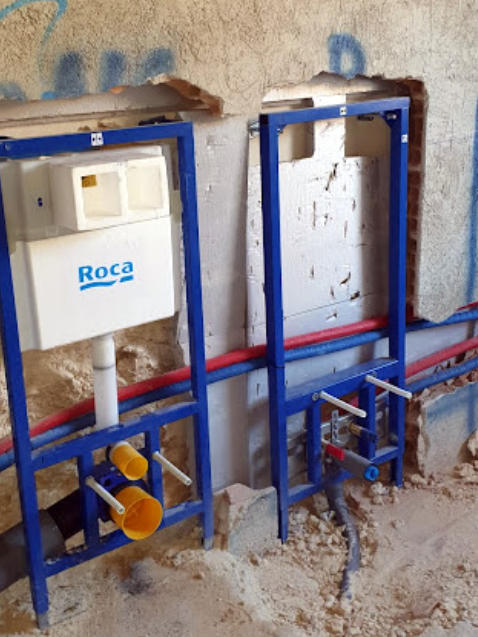 Instalación de sanitarios, cisterna y tuberías expuestas.