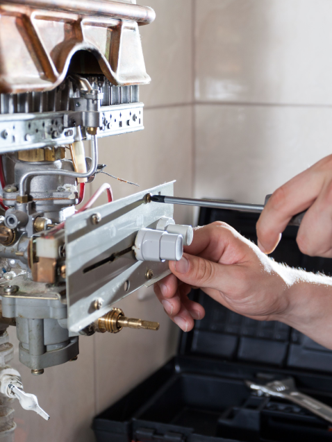 Reparación de caldera con herramientas en mano