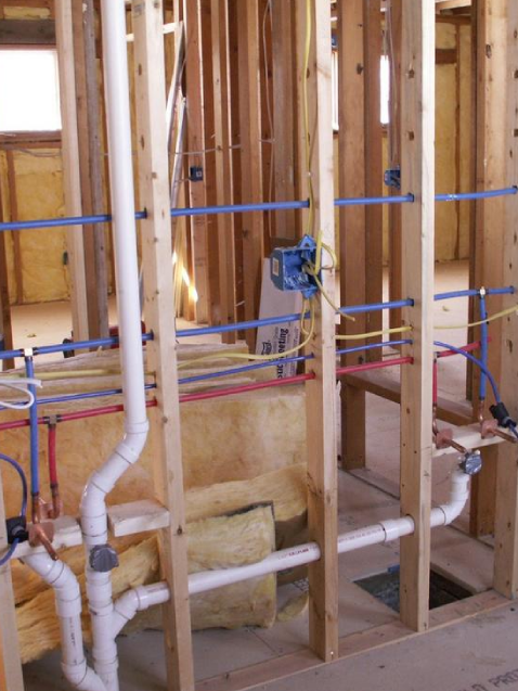 Construcción de fontanería en paredes de madera