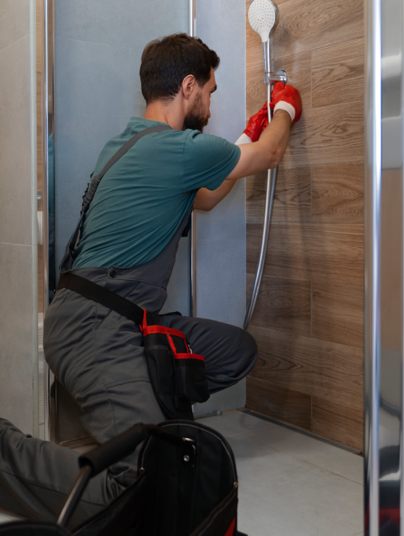 Fontanero Barcelona 5 Fontanero reparando ducha en baño moderno