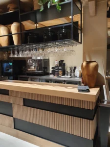 Barra de cafetería moderna con decoración elegante.