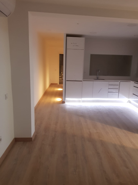 Cocina moderna con suelo de madera.